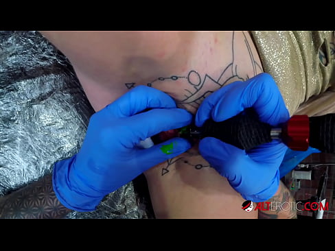 ❤️ Sully Savage mai tsananin jarfa ta yi tattoo a kan kwarin ta ️❌ Batsa na Rasha ❌️